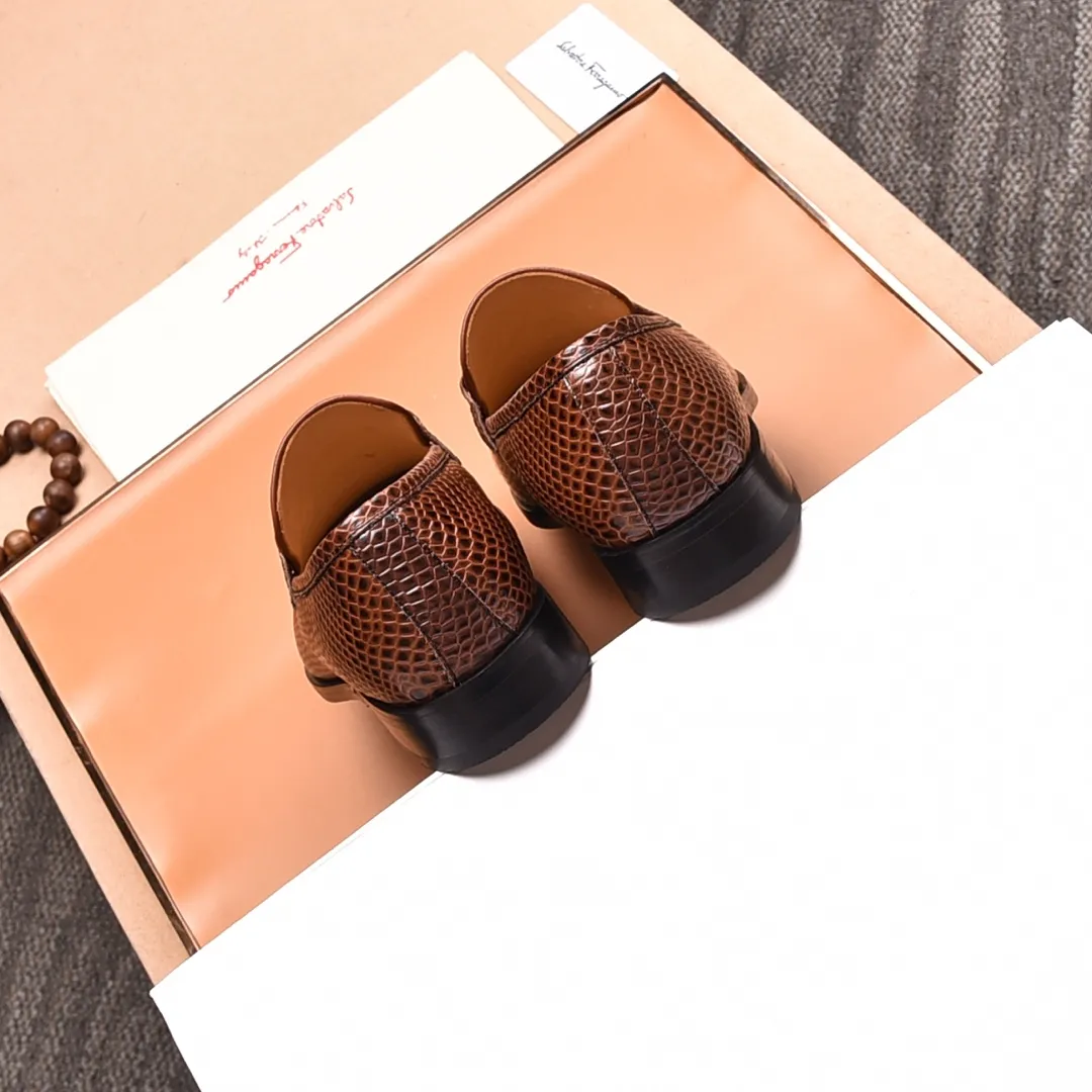 Men's shoes 💰540📛📛(water-dyed cowhide) Salvatore Ferragamo high-end (Salvatore Ferragamo) is the world's top luxury footwear brand. It comes from the fashion kingdom of Italy and is famous all over the world for its traditional handmade design and novel styles...🚶🏻🚶🏻New suit shoes are available simultaneously at the counter. This model is purely handmade. The fabric is imported from Italy's original first-layer cowhide. Soft water-dyed cowhide lining. Original authentic outsole🌀🌀Size: 38➖45